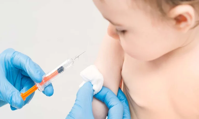 Baby Vaccination Aftercare for Working Parents Balancing Infant Care and Clinic Visits