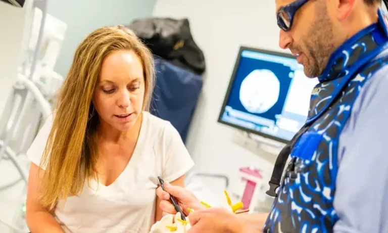 Pain Management Doctors in Denver and Their Role in Improving Long-Term Mobility